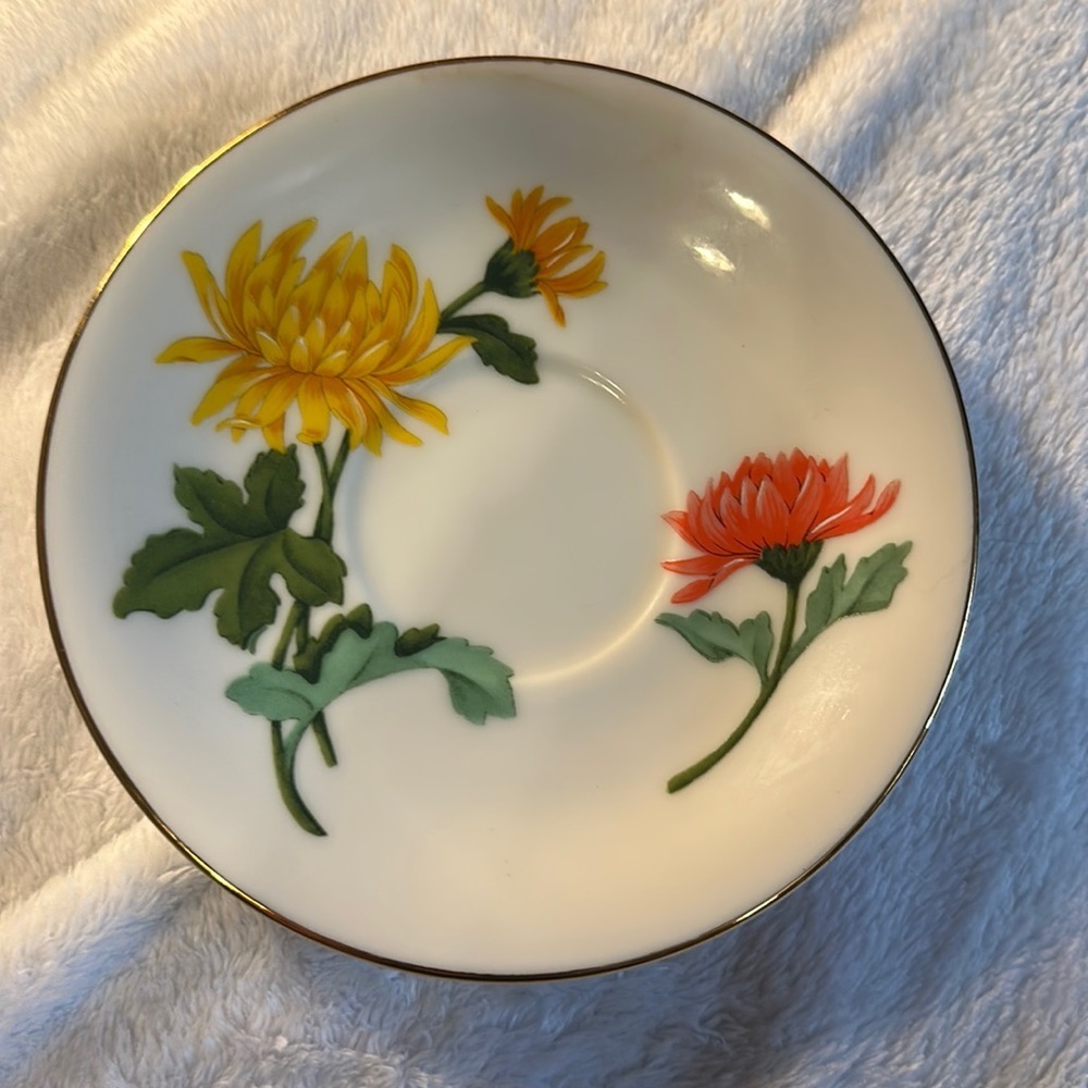 Avon 1991 Vintage Collectible November Chrysanthemum Saucer Only - Picture 1 of 4